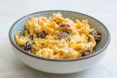 Kavrulmuş Cevizli Türk Havuç Salatası / Yoğurtlu Tarator.