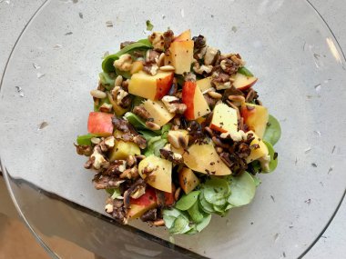 Şeftali Meyveli Purslane Salatası, Kavrulmuş Ceviz ve Çam Fıstığı.