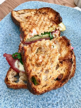 Restoranda Servis Edilen İki Parçada Biftekli Tost Sandviç Iğda