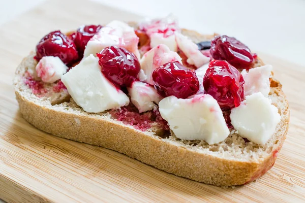Ekmek Dilimi / Marmelat üzerine Beyaz Peynirli Vişne Reçeli