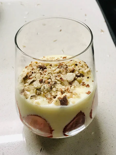 Custard pudding met aardbei en hazelnoot poeder in beker/Magnolia — Stockfoto