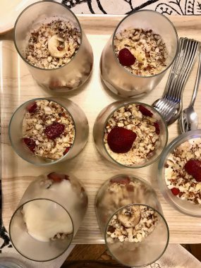 Bardakta Çilekli Muhallebi Pudingi ve Fındık Tozu / Mag