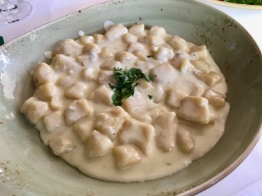 Gorgonzola Peynir ve Krema lı Gnocchi İtalyan Restoranında servis edilir.