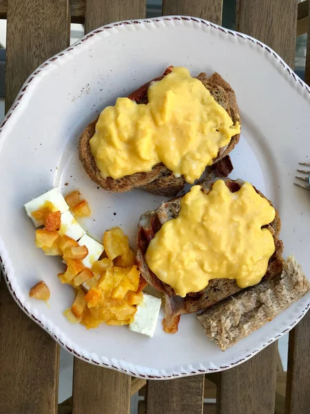 Uova strapazzate cremose fatte in casa nel piatto da colazione con pane tostato, ciliegia al formaggio e marmellata di arance . — Foto Stock
