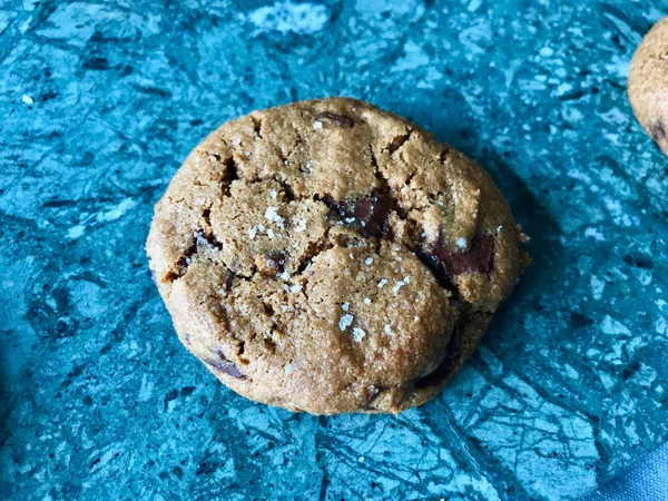 Galletas Tahini con Sal Marina y Chips de Chocolate . — Foto de Stock