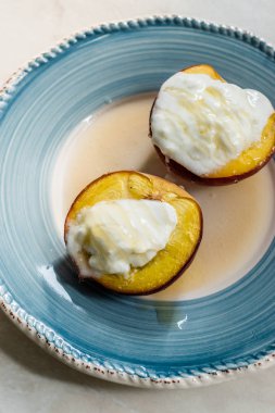 Yunan Yoğurt ve Bal / Nektarin ile Pişmiş Şeftali