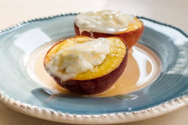 Yunan Yoğurt ve Bal / Nektarin ile Pişmiş Şeftali