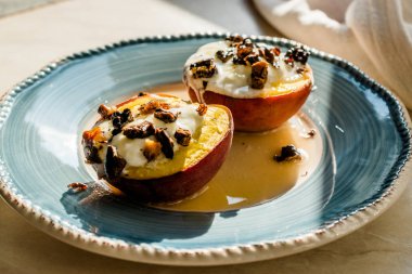 Yunan Yoğurtlu Fırında Şeftali, Kavrulmuş Ceviz ve Bal / Nektarin