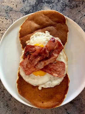 Kahve ile Servis Edilen Tuzlu Kahvaltıda Yumurtalı Tuzlu Pancake ve Çıtır Pastırma
