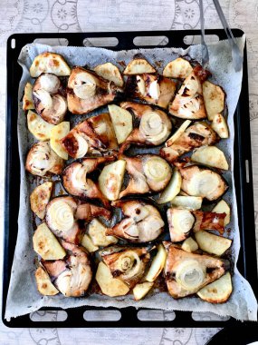 Fırın tepsisinde Fırın tepsisinde ızgara bonito (Palamut) Balık Dilimleri. 