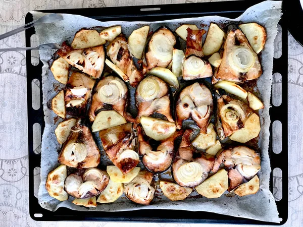 Bonito a la parrilla (Palamut) Rebanadas de pescado en bandeja de horno con papel de hornear . — Foto de Stock