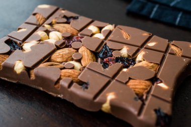 Badem, Fındık ve Kuru Üzüm Ahşap Bluberry Sütlü Çikolata Bar