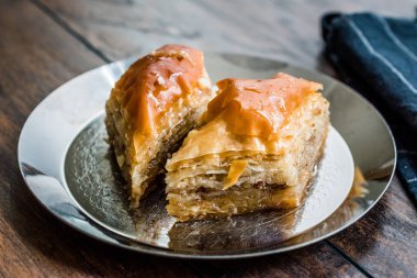 Baklava / Gümüş Tabakta Cevizli Ev Yapımı Azerbajian Tarzı / Pakhlava / Baklawa. 
