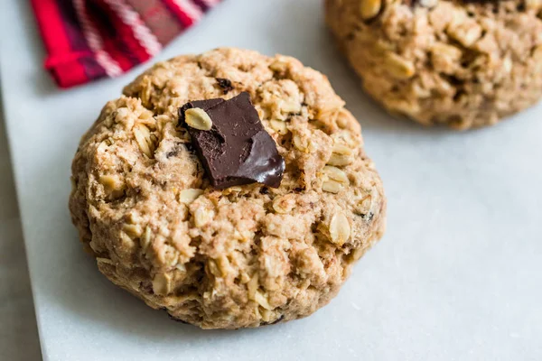 Biscotti di farina d'avena fatti in casa con pezzo di cioccolato amaro — Foto Stock