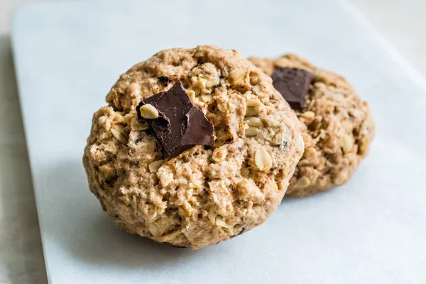 Домашние овсяные печенья с горьким шоколадом — стоковое фото