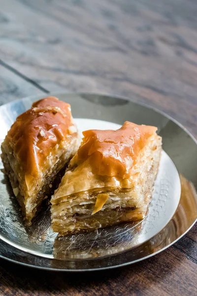 Baklava / Estilo azerbaiano caseiro com noz em prata / Pakhlava / Baklawa . — Fotografia de Stock