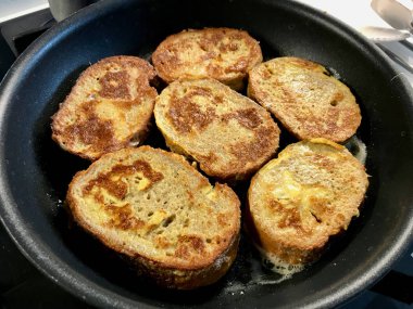 Tavada Türk Yumurtalı Ekmek / Yumurtalı ekmek / Fransız Tost. 