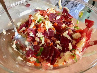 Hamur pastirma ve eritilmiş peynirile Türk Pacanga Boregi Yapımı / Pastirmali Borek Yufka Tarifi. 