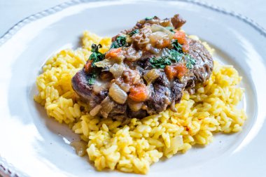 Osso Buco, Milano Safran Risotto ile Şarap Braised Olan Dana Sapları.