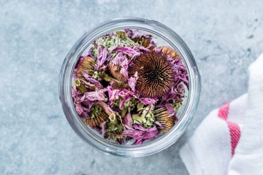 Kavanozda Bitkisel Çay Kurutulmuş Ekinezya Purpurea.