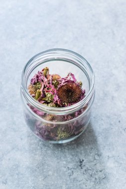 Kavanozda Bitkisel Çay Kurutulmuş Ekinezya Purpurea.