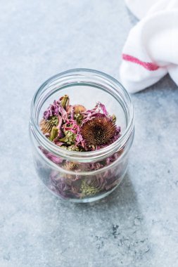 Kavanozda Bitkisel Çay Kurutulmuş Ekinezya Purpurea.