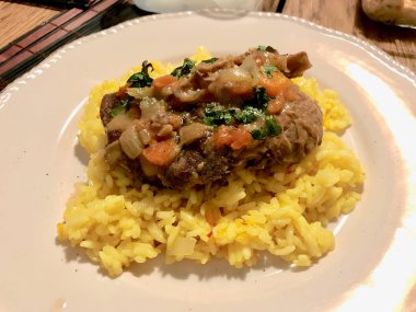 Osso Buco, Milano Safran Risotto ile Şarap Braised Olan Dana Sapları.