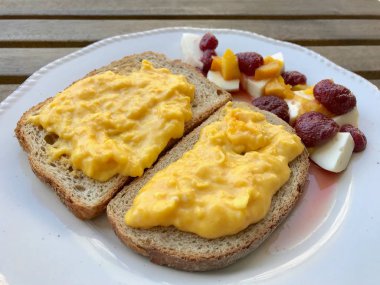 Keçi Peynirli Çırpılmış Yumurta, Çilek ve Portakal Reçeli / Marmelat.