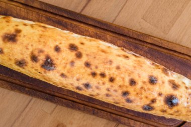 Ahşap Masa daki Kebap Restoranında Geleneksel Türk Pide.
