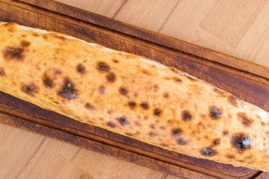 Ahşap Masa daki Kebap Restoranında Geleneksel Türk Pide.