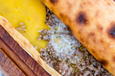 Ahşap Masa daki Kebap Restoranında Geleneksel Türk Pide.