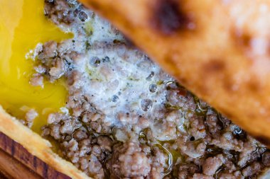 Ahşap Masa daki Kebap Restoranında Geleneksel Türk Pide.