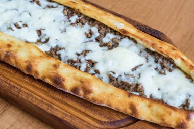 Ahşap Masa daki Kebap Restoranında Geleneksel Türk Pide.