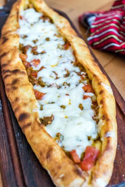 Ahşap Masa daki Kebap Restoranında Geleneksel Türk Pide.