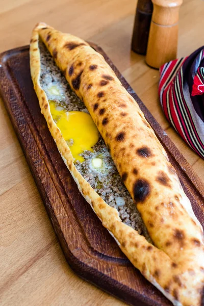 Traditionell turkisk pide på kebab restaurang på träbord. — Stockfoto