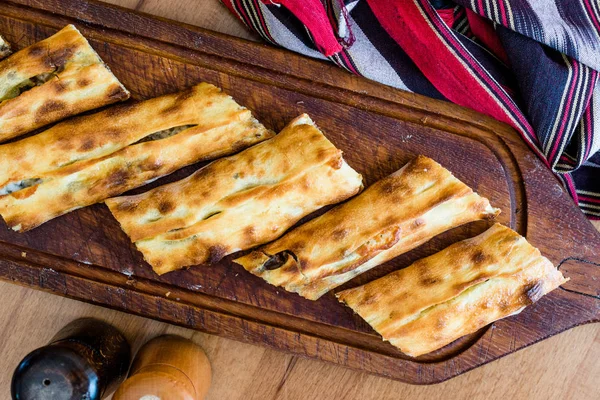 Traditional Turkish Pide at Kebab Restaurant on Wooden Table. — Stock Photo, Image
