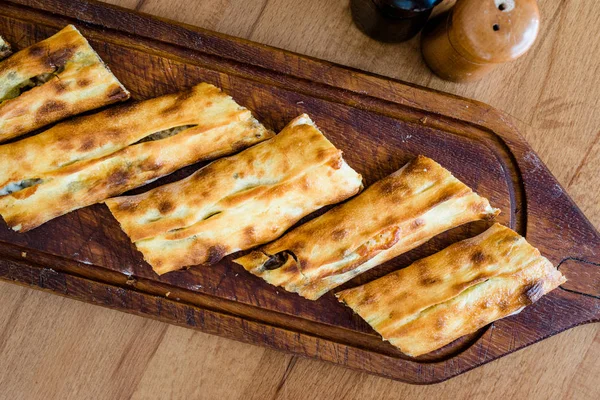 Traditional Turkish Pide at Kebab Restaurant on Wooden Table. — Stock Photo, Image
