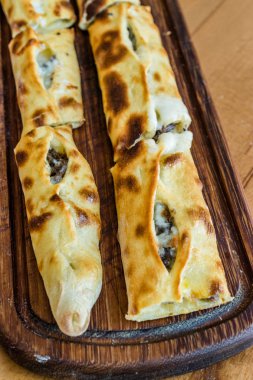 Ahşap Masa daki Kebap Restoranında Geleneksel Türk Pide.