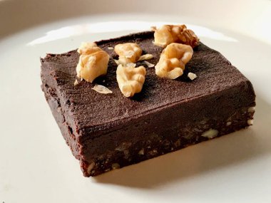 Mini Organik Meksika Biberli Çikolata Brownie Ceviz li ve Tarih Meyve ile yapılan.