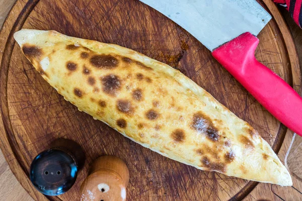 Pide tradicional turco en el restaurante Kebab en la mesa de madera . — Foto de Stock