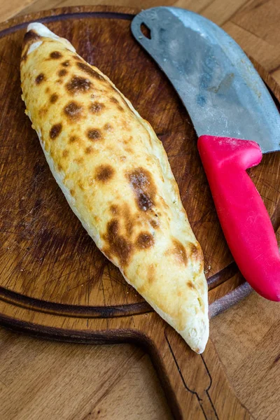 Traditionelle türkische Pide im Dönerrestaurant auf Holztisch. — Stockfoto