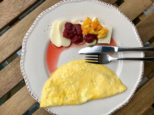 Tortilla plegada con queso de cabra, fresa y mermelada de naranja / mermelada para el desayuno . — Foto de Stock