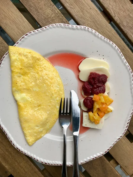 Omelete dobrado com queijo de cabra, morango e compota de laranja / marmelada para o café da manhã . — Fotografia de Stock