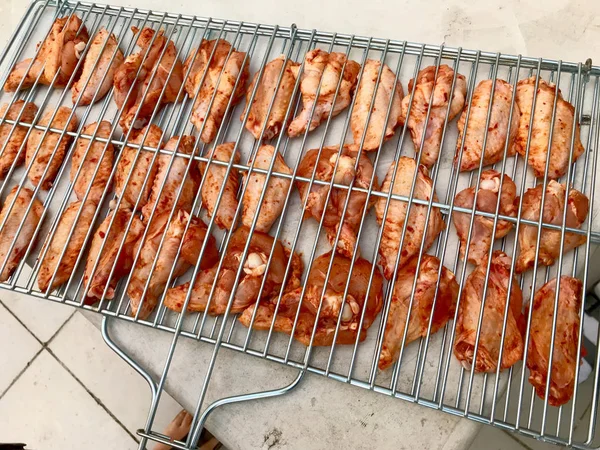 Chicken Wings are Frying in Barbecue / Turkish Style Mangal. — Stock Photo, Image