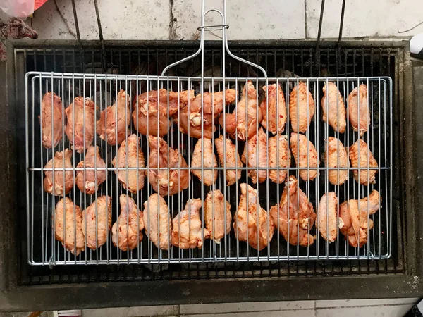 Asas de frango estão fritando em churrasco / estilo turco Mangal . — Fotografia de Stock