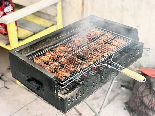 Alas de pollo se fríen en barbacoa / Mangal estilo turco . —  Fotos de Stock