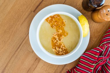 Restoranda tereyağı soslu Türk mercimek çorbası / Mercimek Corbasi.