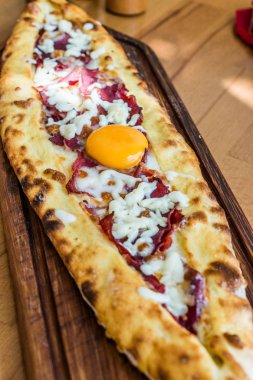 Ahşap Masa daki Kebap Restoranında Geleneksel Türk Pide.