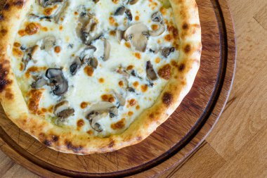 Ahşap Masa daki Kebap Restoranında Geleneksel Türk Pide.