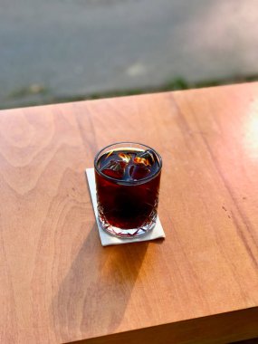 Ahşap Yüzeycafe Shop'ta Buzlu veya Buzlu Kahveli Soğuk Demleme Kahvesi.